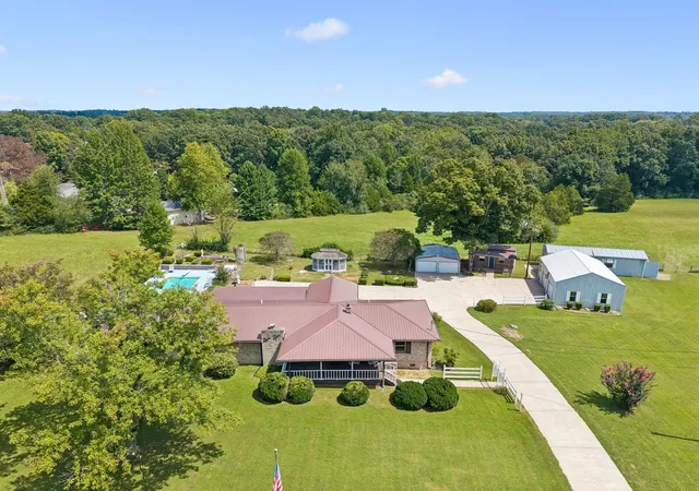 Photo 3 of Single family home for sale at 1310 Bakers Work Rd, Burns, TN 37029 | MLS# 3528897 | Listing updated on 2026-10-07