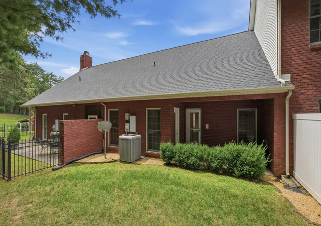 Listing Photo 2 - Condo for sale in building located at 143 Hickory Ct, McMinnville, TN 37110