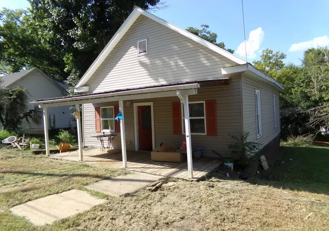 Photo 2 of Single family home for sale at 420 Maple St, Lewisburg, TN 37091 | MLS# 3528700 | Listing updated on 2026-08-28