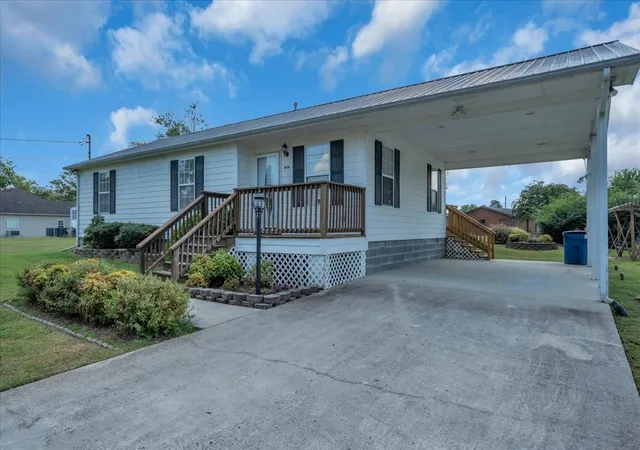 Photo 2 of Single family home for sale at 604 E Harp St, Manchester, TN 37355 | MLS# 3541063 | Listing updated on 2026-09-19
