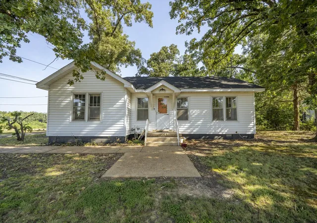 Photo 1 of Single family home for sale at 340 Oak St, Savannah, TN 38372 | MLS# 3528845 | Listing updated on 2026-09-04