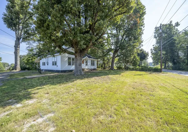 Photo 3 of Single family home for sale at 340 Oak St, Savannah, TN 38372 | MLS# 3528845 | Listing updated on 2026-09-04