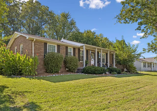 Photo 2 of Single family home for sale at 211 Edgewater Dr, Mount Juliet, TN 37122 | MLS# 3528876 | Listing updated on 2026-09-04