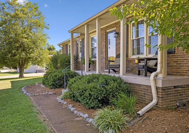 Photo 3 of Single family home for sale at 211 Edgewater Dr, Mount Juliet, TN 37122 | MLS# 3528876 | Listing updated on 2026-09-04