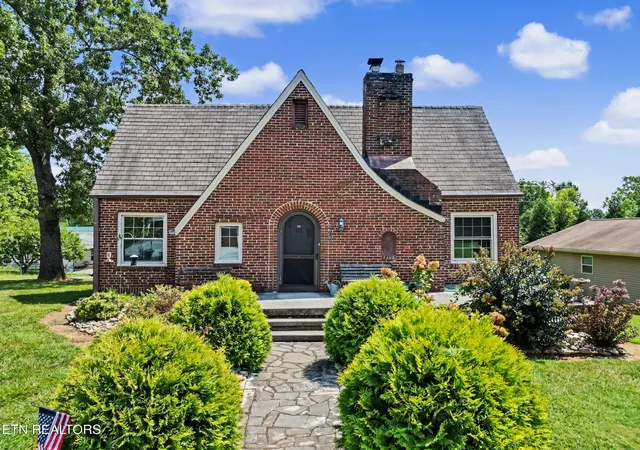 Single family home for sale at 860 Gilbert St, Alcoa, TN 37701 | MLS# 3604104
