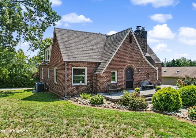 Photo 3 of Single family home for sale at 860 Gilbert St, Alcoa, TN 37701 | MLS# 3604104 | Listing updated on 2026-10-01
