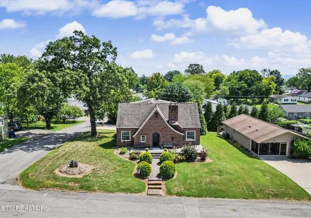 Photo 3 of Single family home for sale at 860 Gilbert St, Alcoa, TN 37701 | MLS# 3604104 | Listing updated on 2026-10-01