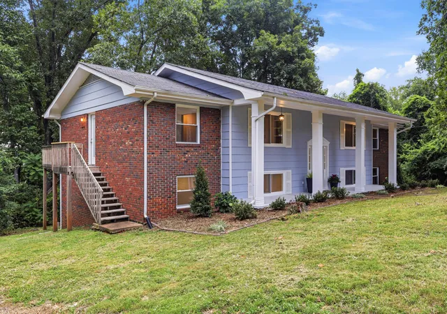 Photo 3 of Single family home for sale at 2824 Ridgecrest Dr, Chattanooga, TN 37406 | MLS# 3529058 | Listing updated on 2026-09-14