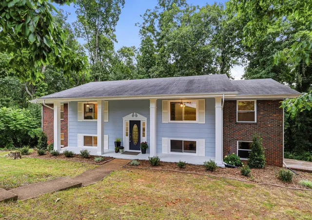 Photo 4 of Single family home for sale at 2824 Ridgecrest Dr, Chattanooga, TN 37406 | MLS# 3529058 | Listing updated on 2026-09-14