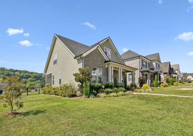Photo 2 of Single family home for sale at 102 Stonehaven Way, Hendersonville, TN 37075 | MLS# 3529488 | Listing updated on 2026-09-07