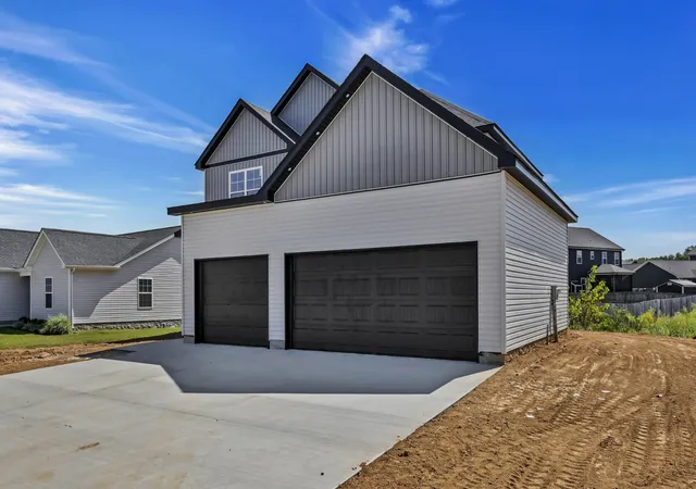 Photo 2 of Single family home for sale at 130 Monaghan Dr, Clarksville, TN 37042 | MLS# 3544477 | Listing updated on 2026-09-19