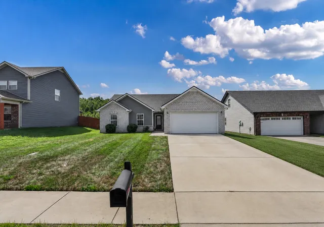 Photo 3 of Single family home for sale at 612 Hollow Crst, Clarksville, TN 37042 | MLS# 3529266 | Listing updated on 2026-09-07