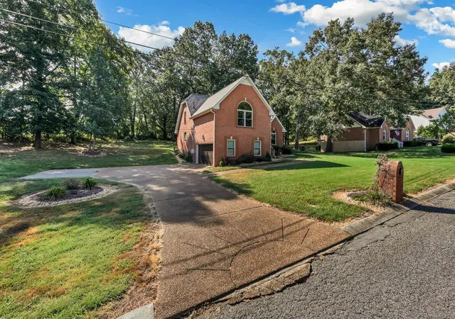 Photo 4 of Single family home for sale at 215 S Aztec Dr, White House, TN 37188 | MLS# 3529365 | Listing updated on 2026-10-05