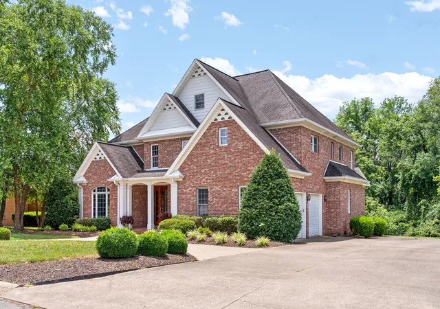 Photo 3 of Single family home for sale at 305 Lincoln Way, Hopkinsville, KY 42240 | MLS# 3529814 | Listing updated on 2026-09-21