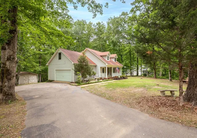 Photo 2 of Single family home for sale at 979 Paige Dr, Lawrenceburg, TN 38464 | MLS# 3540982 | Listing updated on 2026-09-03