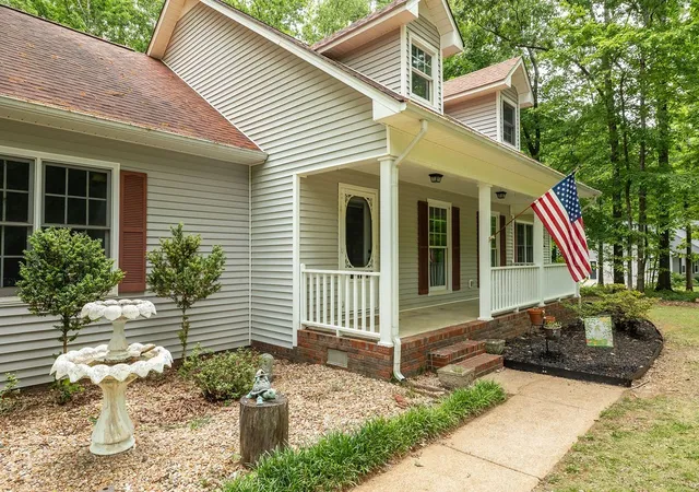 Photo 3 of Single family home for sale at 979 Paige Dr, Lawrenceburg, TN 38464 | MLS# 3540982 | Listing updated on 2026-09-03