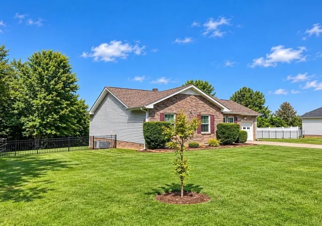 Photo 3 of Single family home for sale at 1327 Gip Manning Rd, Clarksville, TN 37042 | MLS# 3529540 | Listing updated on 2026-09-22