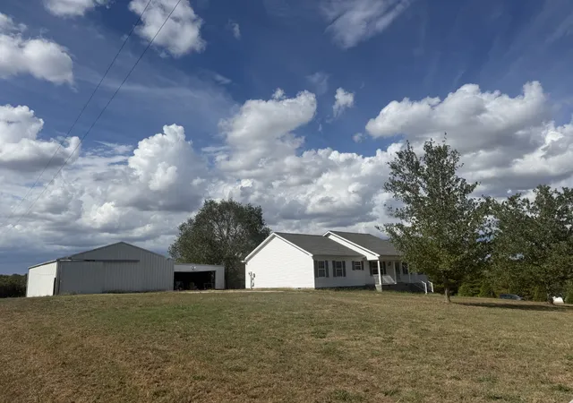 Photo 5 of Sale Pending at 352 Pinewood Ln, McMinnville, TN 37110 | MLS# 3612518 | Listing updated on 2026-10-08