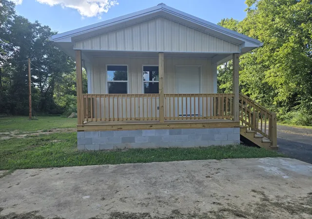 Photo 1 of Single family home for sale at 105 Fairground Dr, Waverly, TN 37185 | MLS# 3529809 | Listing updated on 2026-08-31