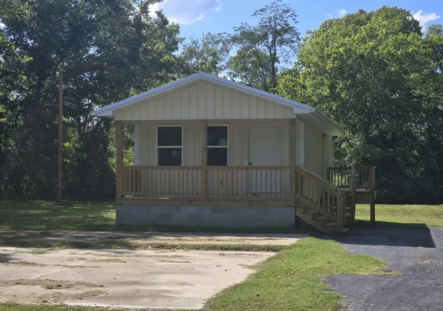 Photo 2 of Single family home for sale at 105 Fairground Dr, Waverly, TN 37185 | MLS# 3529809 | Listing updated on 2026-08-31