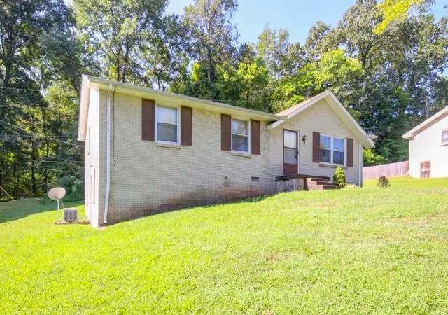 Photo 2 of Single family home for sale at 354 Crest Dr, Clarksville, TN 37043 | MLS# 3529894 | Listing updated on 2026-08-31