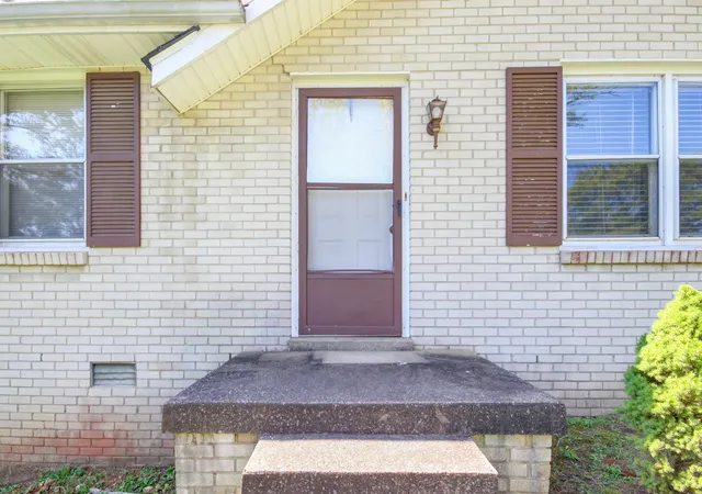 Photo 2 of Single family home for sale at 354 Crest Dr, Clarksville, TN 37043 | MLS# 3529894 | Listing updated on 2026-08-31