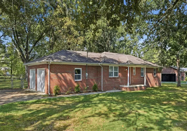 Photo 1 of Single family home for sale at 802 Lowry St, Manchester, TN 37355 | MLS# 3529918 | Listing updated on 2026-09-22