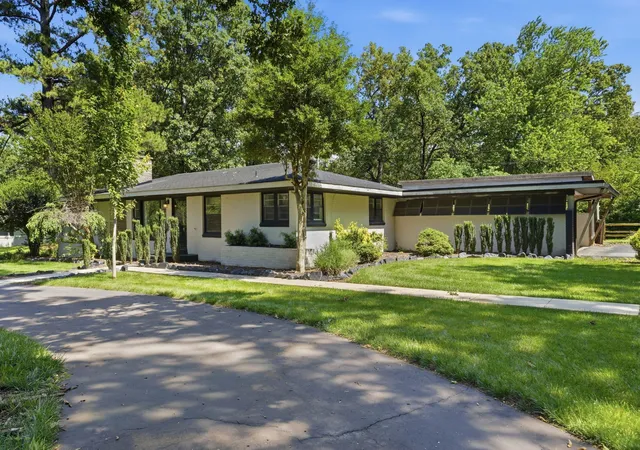 Photo 3 of Single family home for sale at 1209 Wilson Ave, Tullahoma, TN 37388 | MLS# 3541077 | Listing updated on 2026-09-13