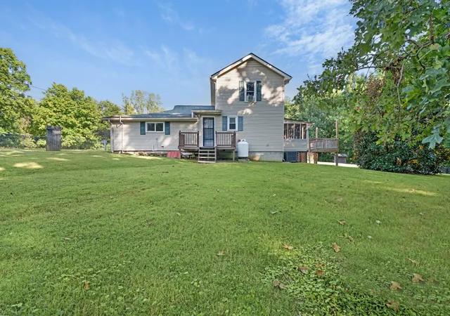 Photo 2 of Single family home for sale at 860 Potters Ln, Clarksville, TN 37040 | MLS# 3541002 | Listing updated on 2026-09-07