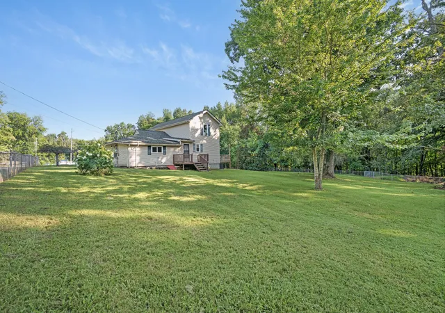 Photo 3 of Single family home for sale at 860 Potters Ln, Clarksville, TN 37040 | MLS# 3541002 | Listing updated on 2026-09-07