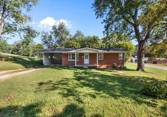 Photo 4 of Single family home for sale at 220 Roby Dr, Erin, TN 37061 | MLS# 3531024 | Listing updated on 2026-09-02