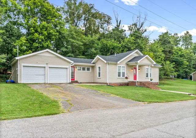 Photo 2 of Single family home for sale at 217 Cayce St, Hopkinsville, KY 42240 | MLS# 3530156 | Listing updated on 2026-09-01