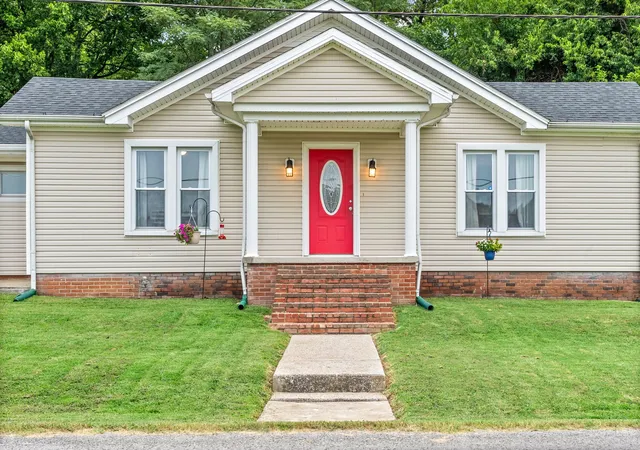 Photo 3 of Single family home for sale at 217 Cayce St, Hopkinsville, KY 42240 | MLS# 3530156 | Listing updated on 2026-09-01