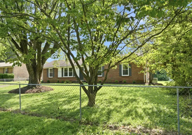 Photo 2 of Single family home for sale at 112 James Dr, Clarksville, TN 37042 | MLS# 3530133 | Listing updated on 2026-09-16
