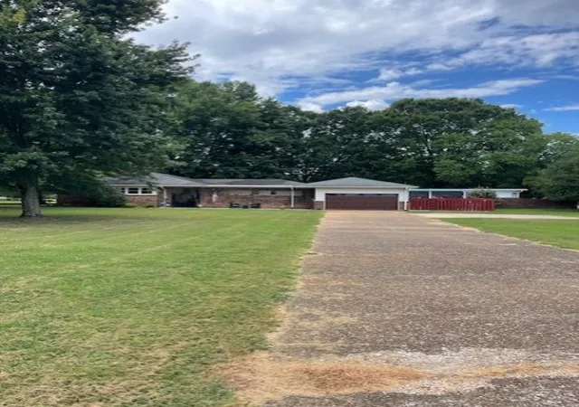Photo 1 of Single family home for sale at 111 Grandview Dr, Lawrenceburg, TN 38464 | MLS# 3530225 | Listing updated on 2026-09-14