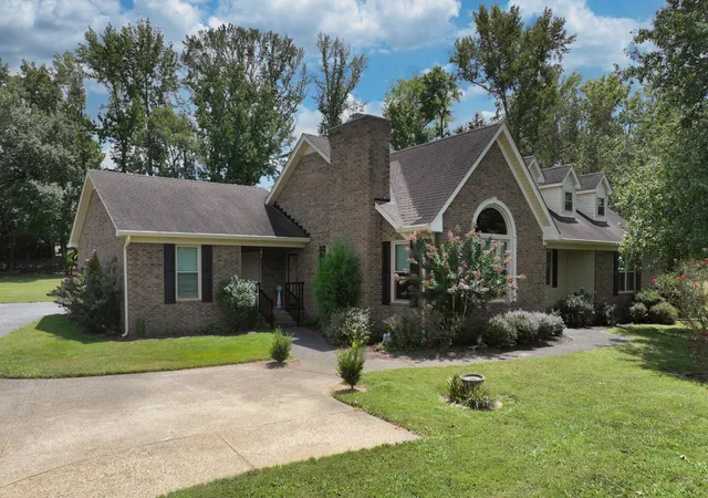 Photo 2 of Single family home for sale at 210 The Hollows Ct, Hendersonville, TN 37075 | MLS# 3531708 | Listing updated on 2026-09-03