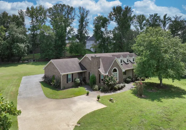 Photo 3 of Single family home for sale at 210 The Hollows Ct, Hendersonville, TN 37075 | MLS# 3531708 | Listing updated on 2026-09-03
