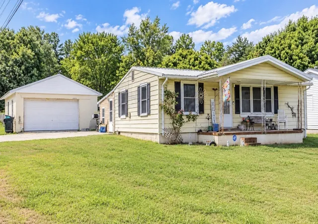 Photo 1 of Single family home for sale at 622 Vass Ln, Hopkinsville, KY 42240 | MLS# 3530201 | Listing updated on 2026-10-28