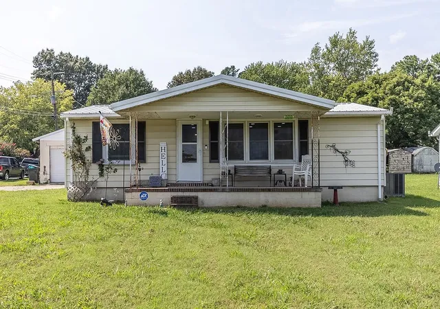 Photo 2 of Single family home for sale at 622 Vass Ln, Hopkinsville, KY 42240 | MLS# 3530201 | Listing updated on 2026-09-01