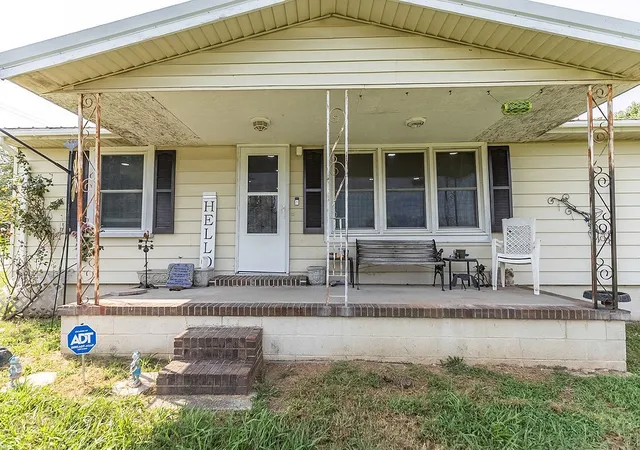 Photo 3 of Single family home for sale at 622 Vass Ln, Hopkinsville, KY 42240 | MLS# 3530201 | Listing updated on 2026-10-04