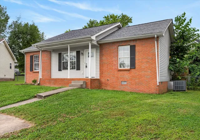 Photo 2 of Single family home for sale at 1862 Timberline Pl, Clarksville, TN 37042 | MLS# 3530271 | Listing updated on 2026-09-01