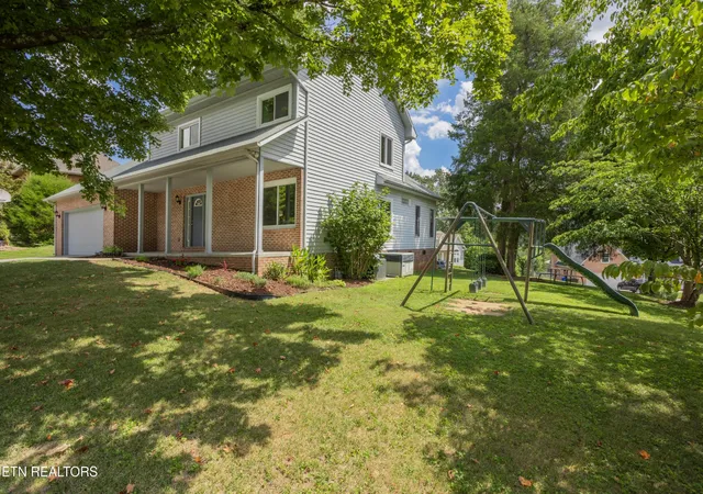 Photo 3 of Single family home for sale at 109 W Melbourne Rd, Oak Ridge, TN 37830 | MLS# 3530297 | Listing updated on 2026-09-06