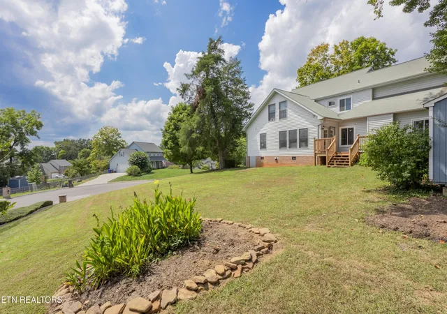 Photo 4 of Single family home for sale at 109 W Melbourne Rd, Oak Ridge, TN 37830 | MLS# 3530297 | Listing updated on 2026-09-06