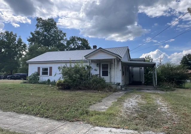 Photo 2 of Sale Pending at 617 E Main St, Decherd, TN 37324 | MLS# 3544936 | Listing updated on 2026-10-07