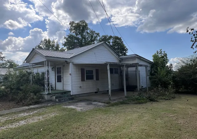 Photo 3 of Sale Pending at 617 E Main St, Decherd, TN 37324 | MLS# 3544936 | Listing updated on 2026-10-07