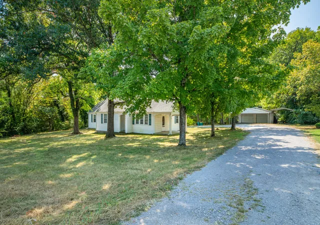 Photo 1 of Single family home for sale at 917 W Commerce St, Lewisburg, TN 37091 | MLS# 3545110 | Listing updated on 2026-10-05