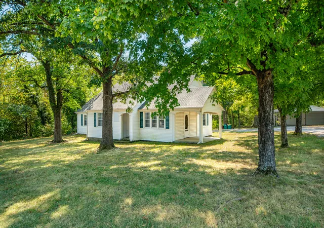 Photo 2 of Single family home for sale at 917 W Commerce St, Lewisburg, TN 37091 | MLS# 3545110 | Listing updated on 2026-10-05