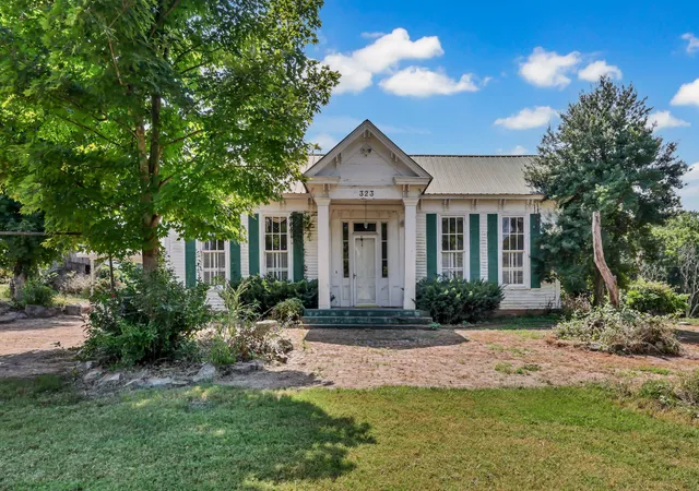 Single family home for sale at 323 S Main St, Trenton, KY 42286 | MLS# 3542744