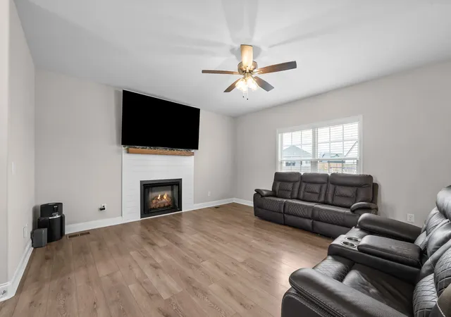 Photo 4 of Single family home for sale at 326 Galway Dr, Clarksville, TN 37042 | MLS# 3530820 | Listing updated on 2026-09-04