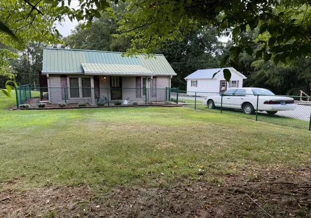 Photo 1 of Single family home for sale at 303 S Riverside Dr, Mc Minnville, TN 37110 | MLS# 3531005 | Listing updated on 2026-09-02